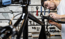 Meccanico si occupa di manutenzione su una bici