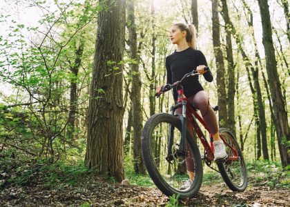 Donna su fat bike nella foresta