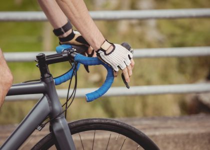 ciclista con guanti da bici