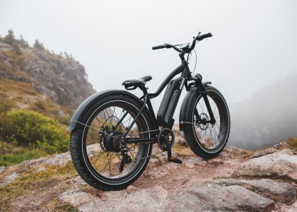 Mountain bike elettrica su panorama montuoso